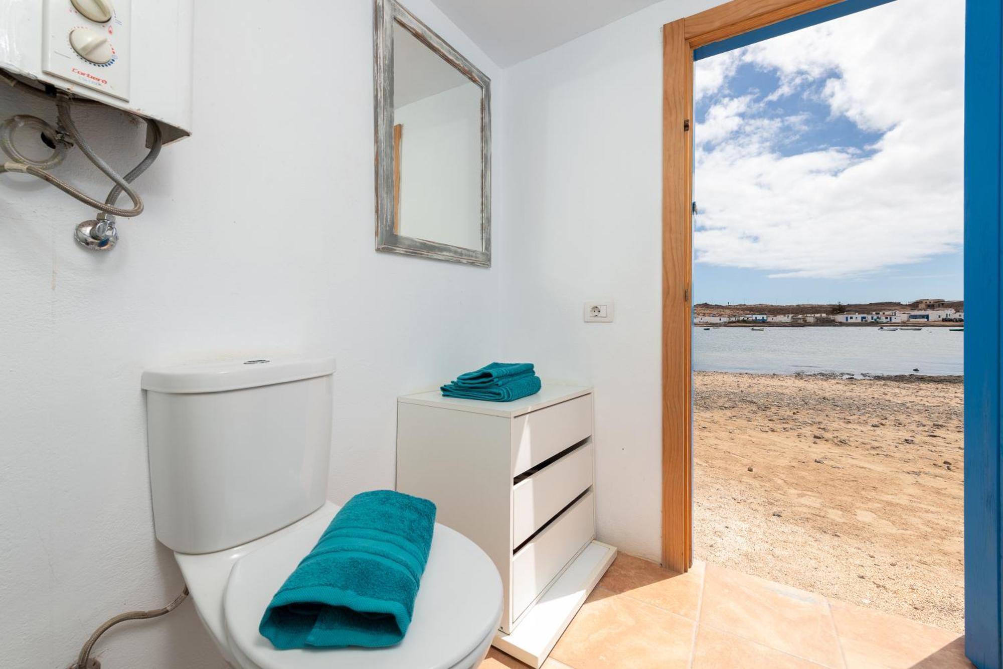 Cabin In Front Of Idyllic Majanicho Beach Exteriör bild
